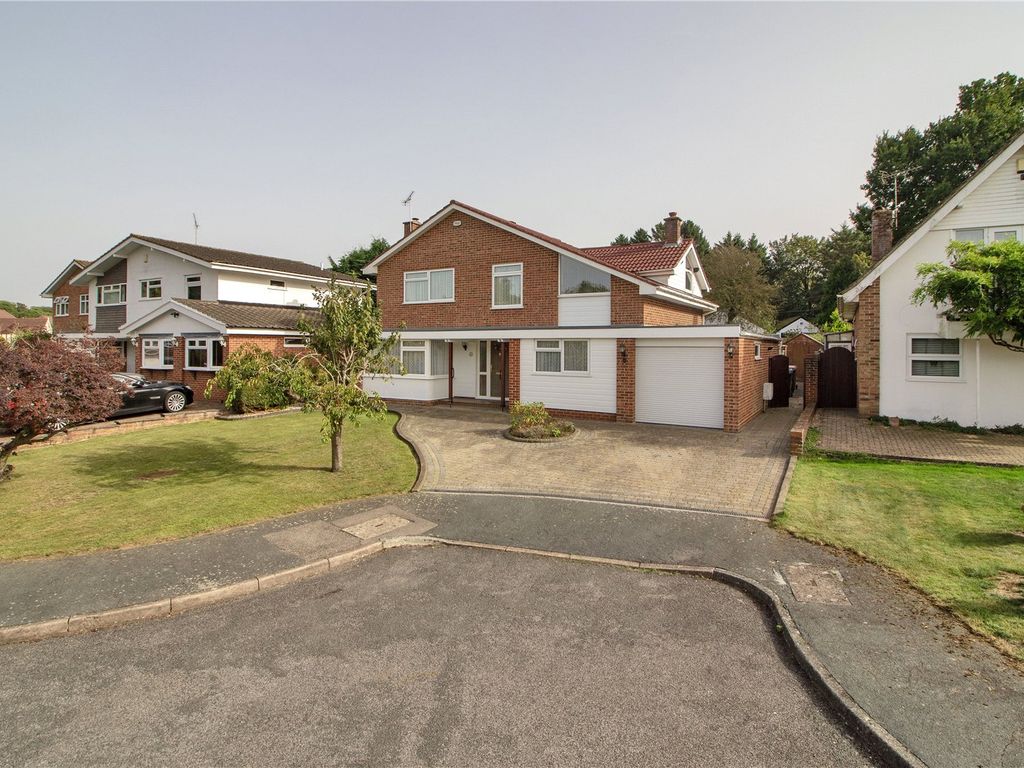 5 bed detached house for sale in Conifer Drive, Meopham, Gravesend
