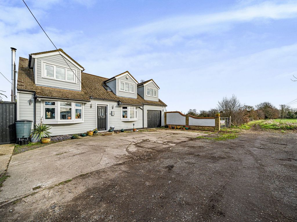 4 bed detached house for sale in Windsor Gardens, Hockley SS5, £700,000