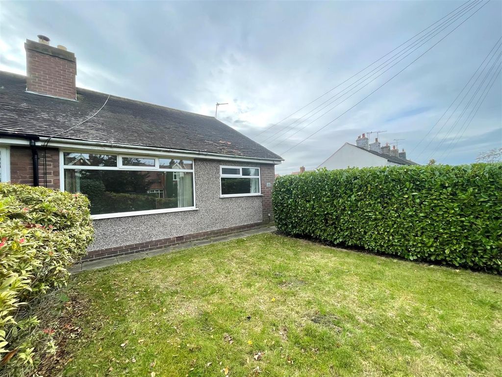 2 bed semidetached bungalow for sale in Bradwall Road, Sandbach CW11