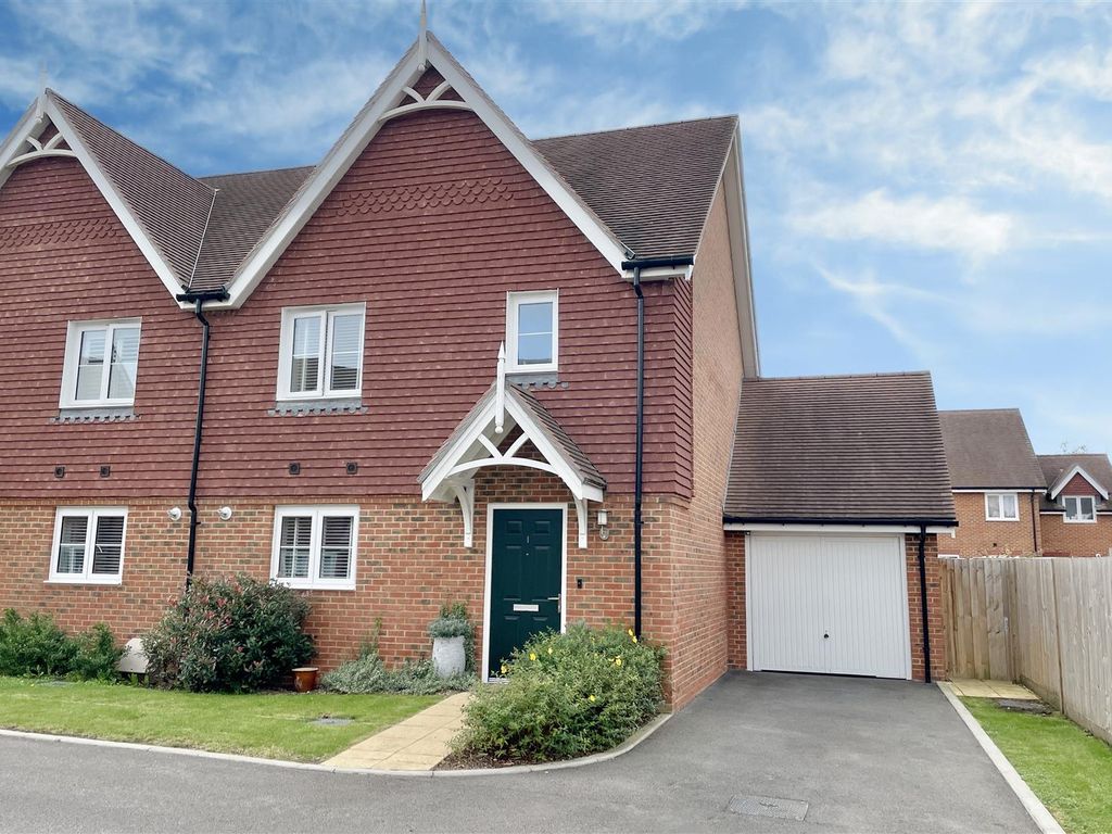 3 bed semidetached house for sale in Somerset Close, Elstead