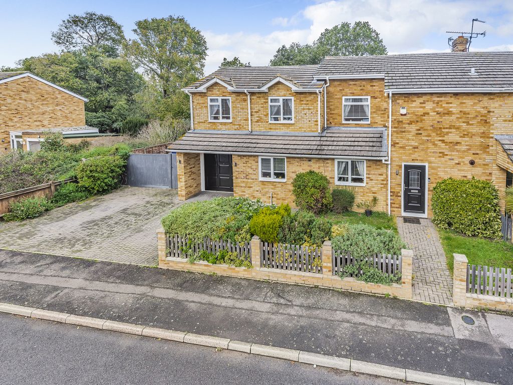 4 bed semidetached house for sale in Swallow Road, Larkfield
