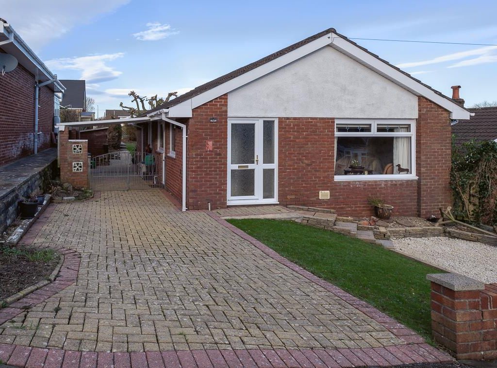3 bed detached bungalow for sale in Cleviston Park, Llangennech