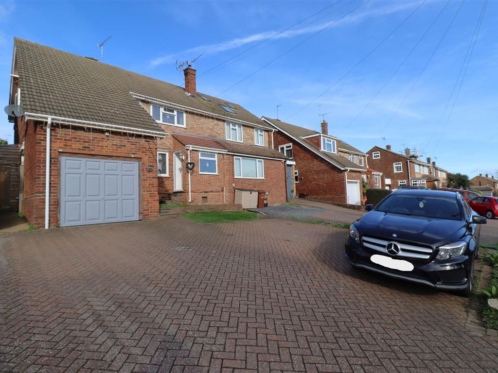 5 bed semidetached house for sale in Lonsdale Drive, Rainham