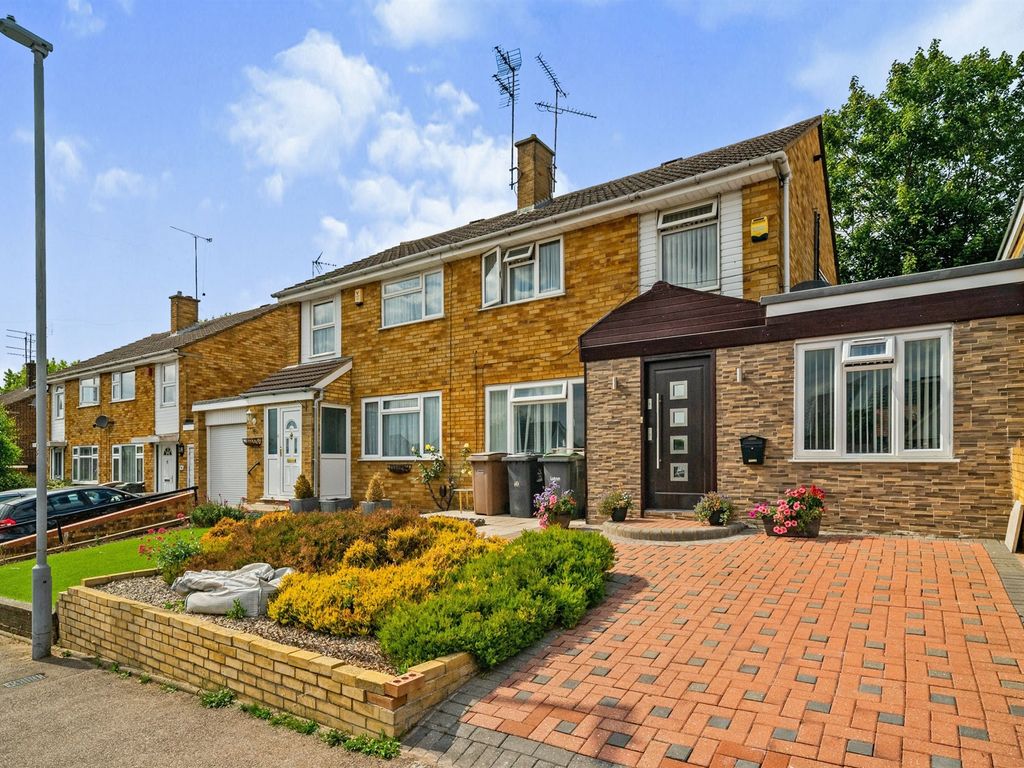 3 bed semidetached house for sale in Butely Road, Luton LU4 Zoopla
