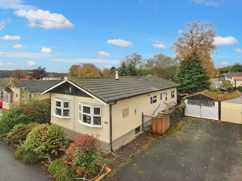 2 bed mobile/park home for sale in The Dell, Caerwnon Park, Builth