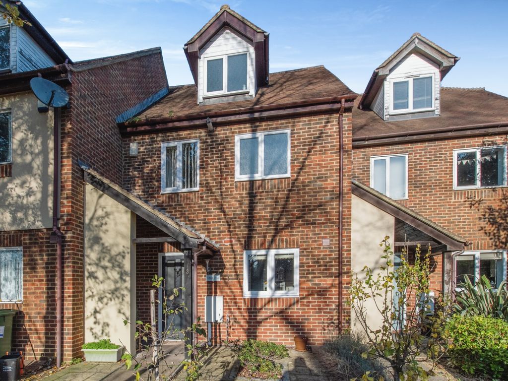 3 bed terraced house for sale in Ashford Road, Weavering, Maidstone