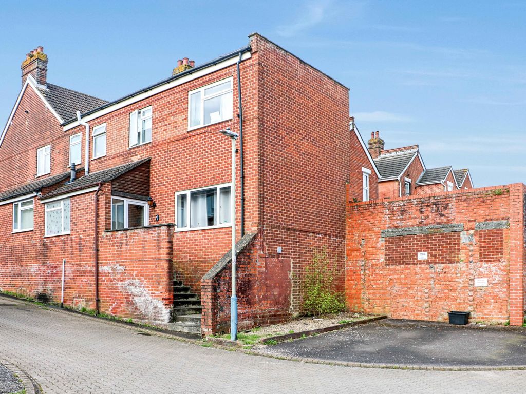 2 bed terraced house for sale in Russell Road, Salisbury SP2, £200,000