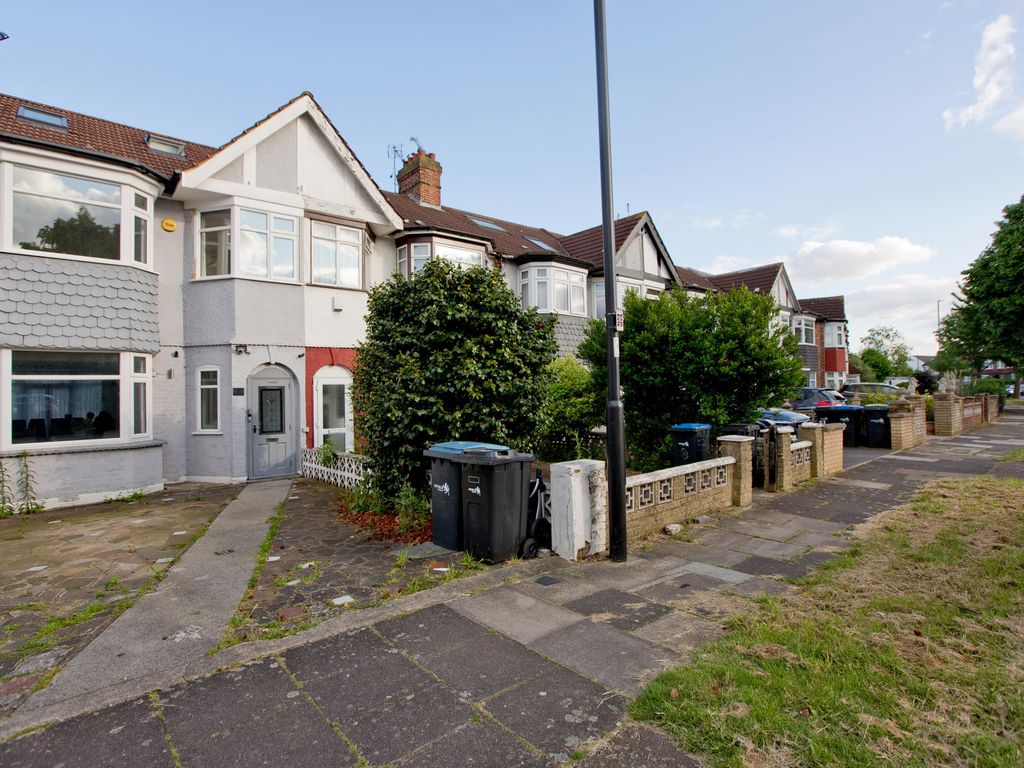 4 bed property to rent in Connaught Gardens, London N13, £2,665 pcm