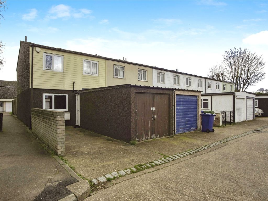 4 bed end terrace house for sale in Celandine Close, South Ockendon