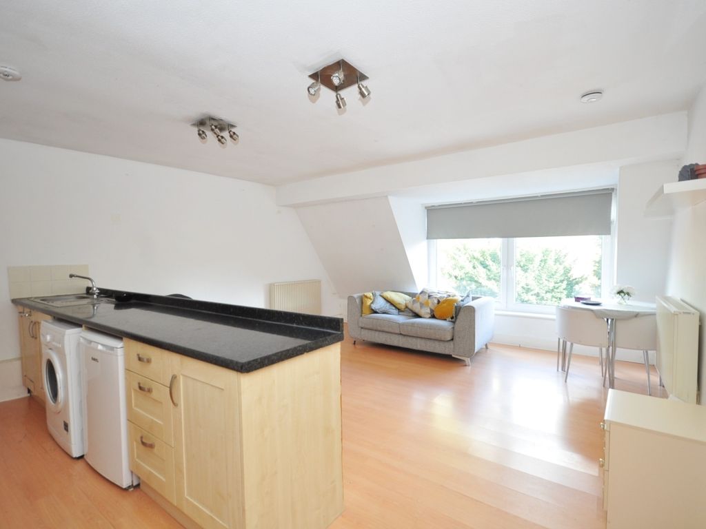 1 bed flat to rent in Bell Street, Reigate RH2, £1,100 pcm Zoopla