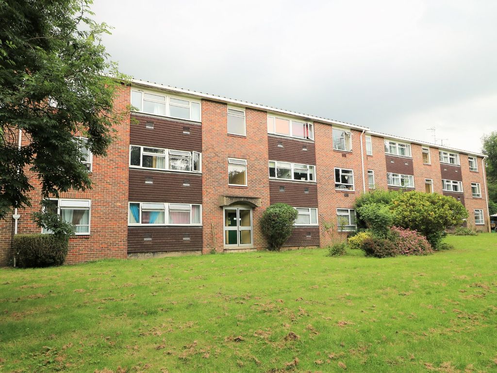2 bed flat to rent in Hardy Close, North Holmwood, Dorking RH5 Zoopla