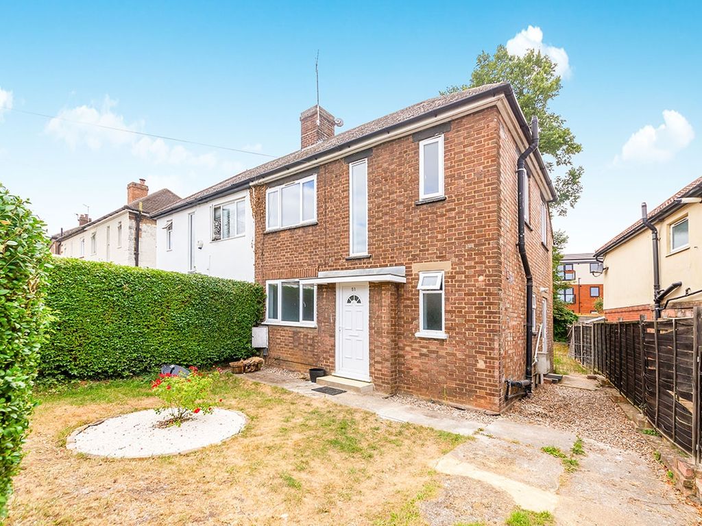3 bed semidetached house to rent in Common Rise, Hitchin