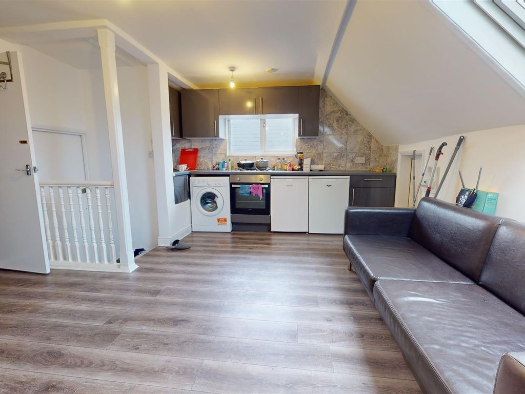 2 bed flat to rent in St Pauls Avenue, Willesden Green, London NW2, £