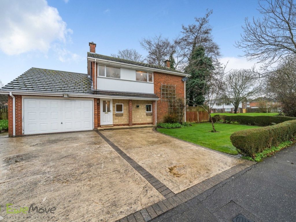 3 bed detached house for sale in Brook Green, Tadley, Hampshire RG26, £
