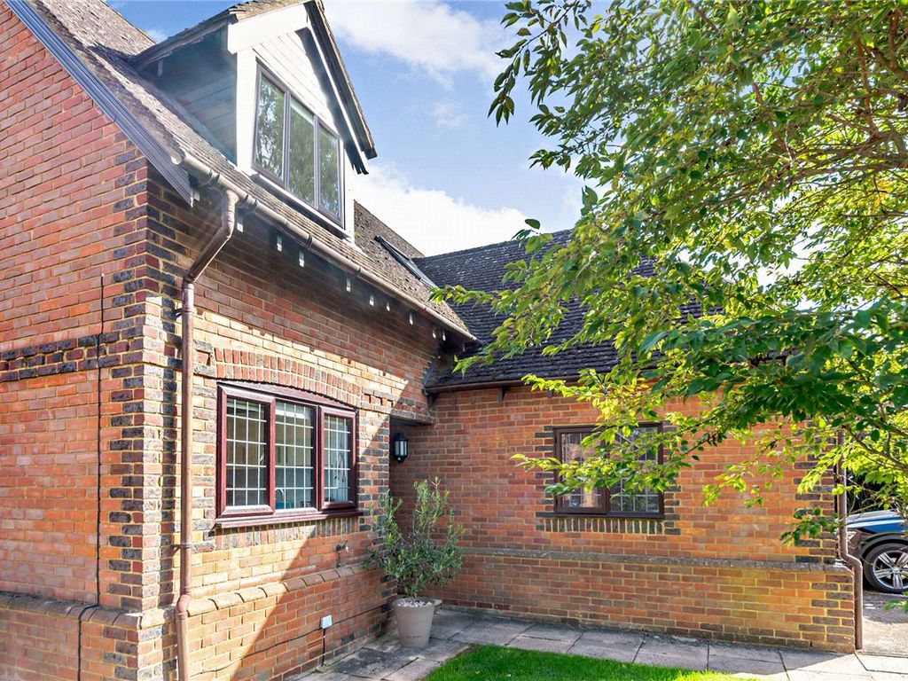 3 bed semidetached house for sale in Stretton Close, Bradfield