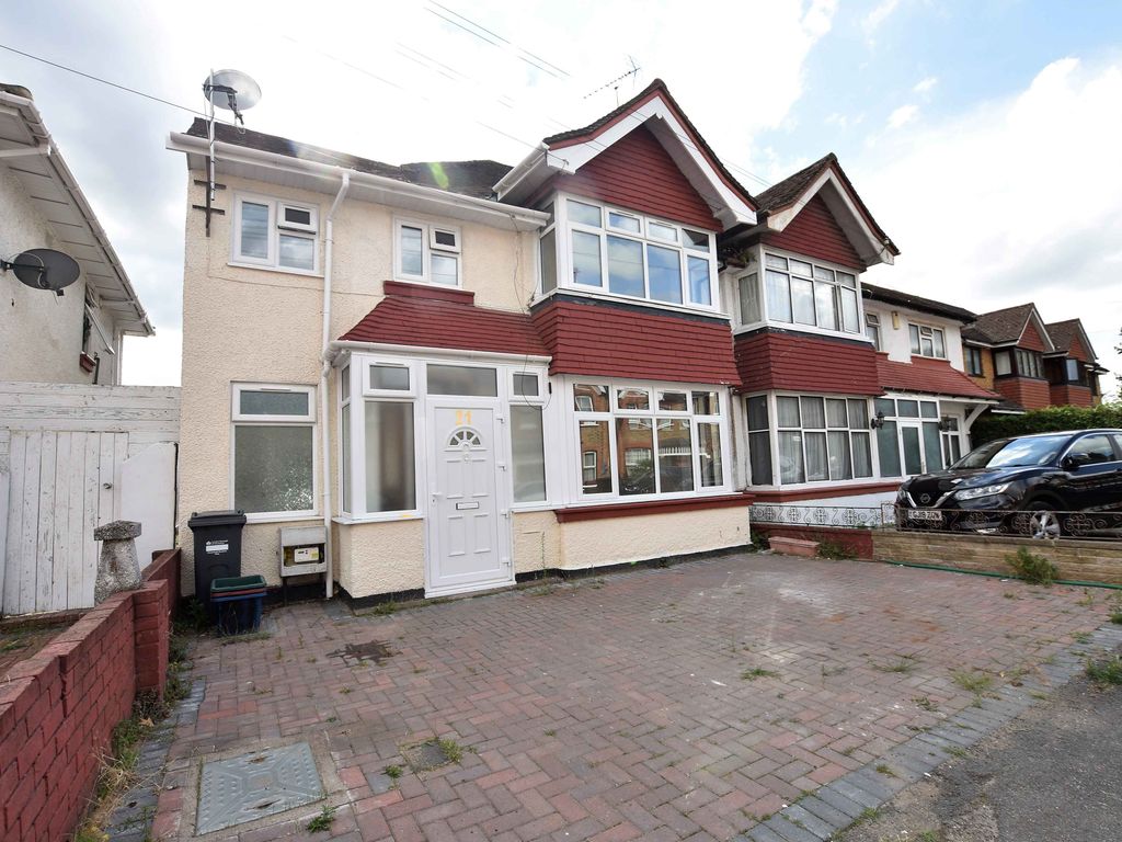 4 bed semidetached house for sale in Alfred Road, Feltham, Middlesex
