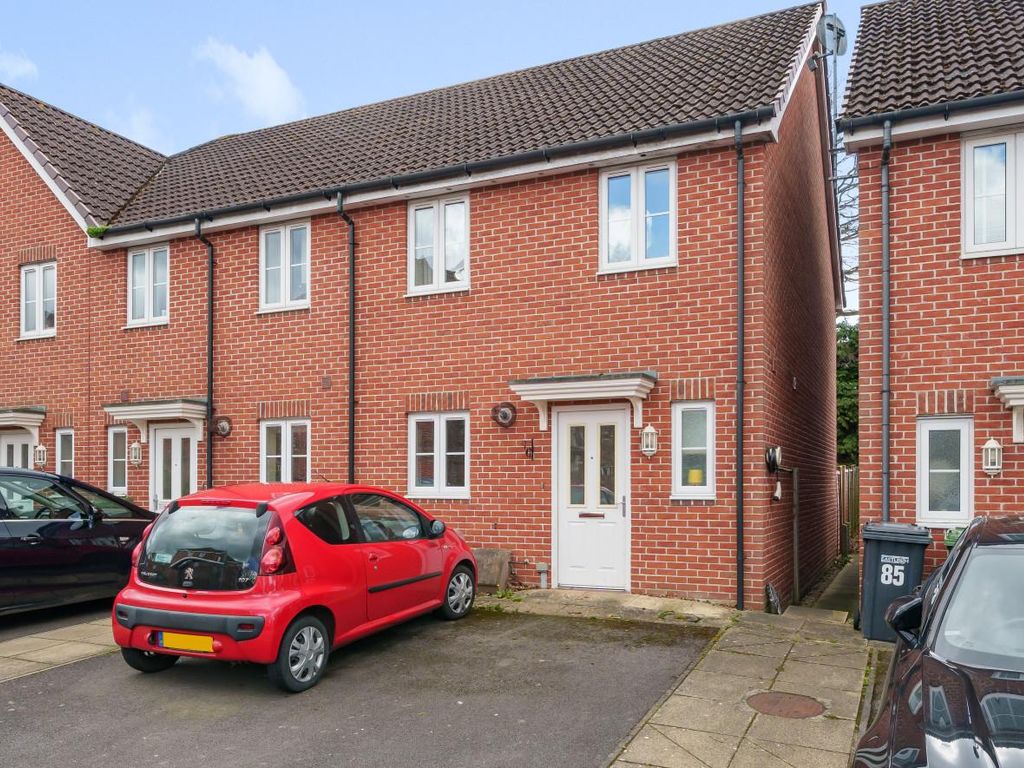 3 bed end terrace house for sale in Hut Farm Place, Chandler's Ford