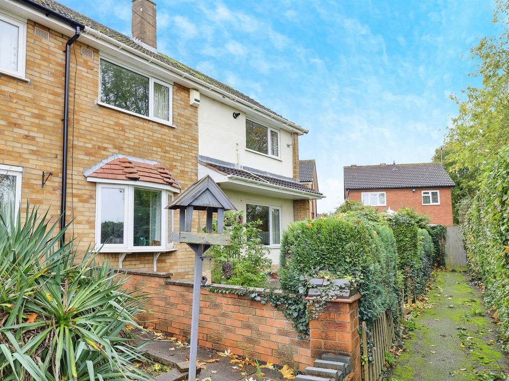 3 bed semidetached house for sale in Ellis Close, Glenfield, Leicester