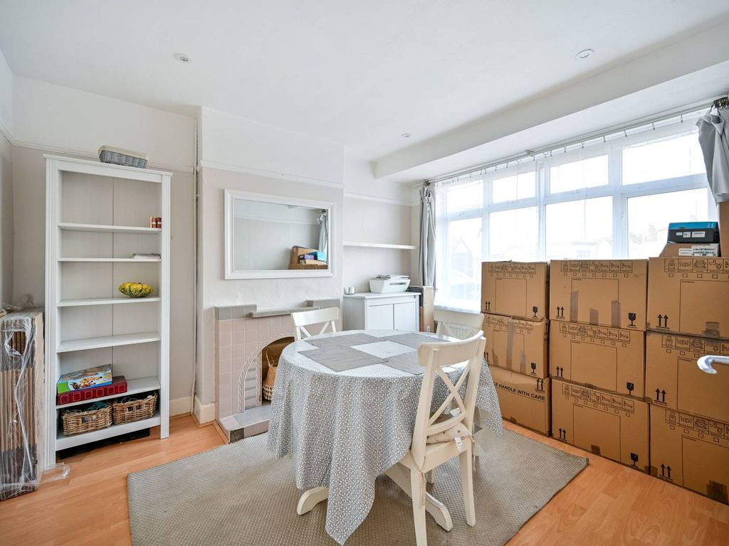 3 bed property to rent in Red Lion Road, Tolworth, Surbiton KT6, £2,000