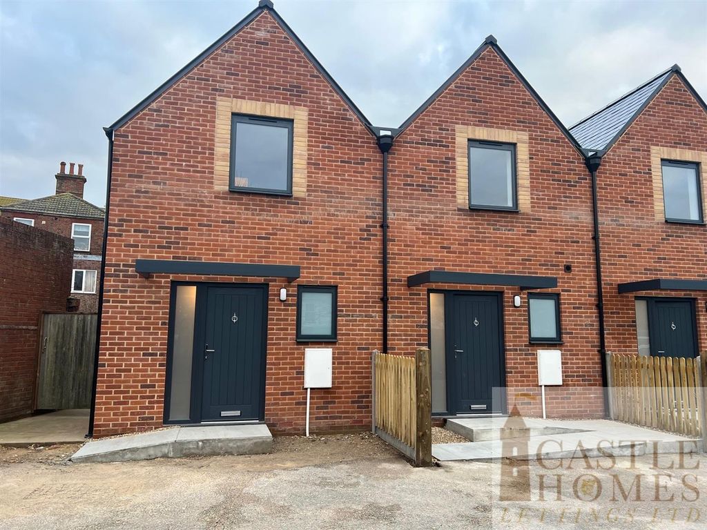 2 bed terraced house to rent in High Street, Lowestoft NR32, £825 pcm