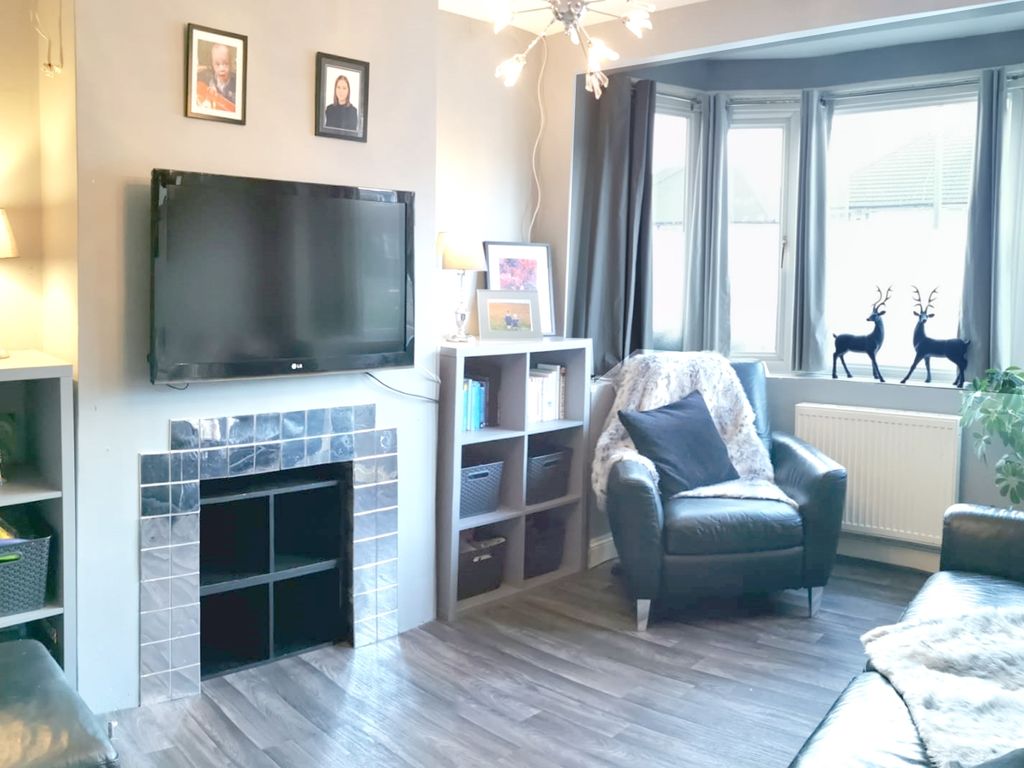 3 bed semidetached house for sale in Northlands Avenue, Farnborough