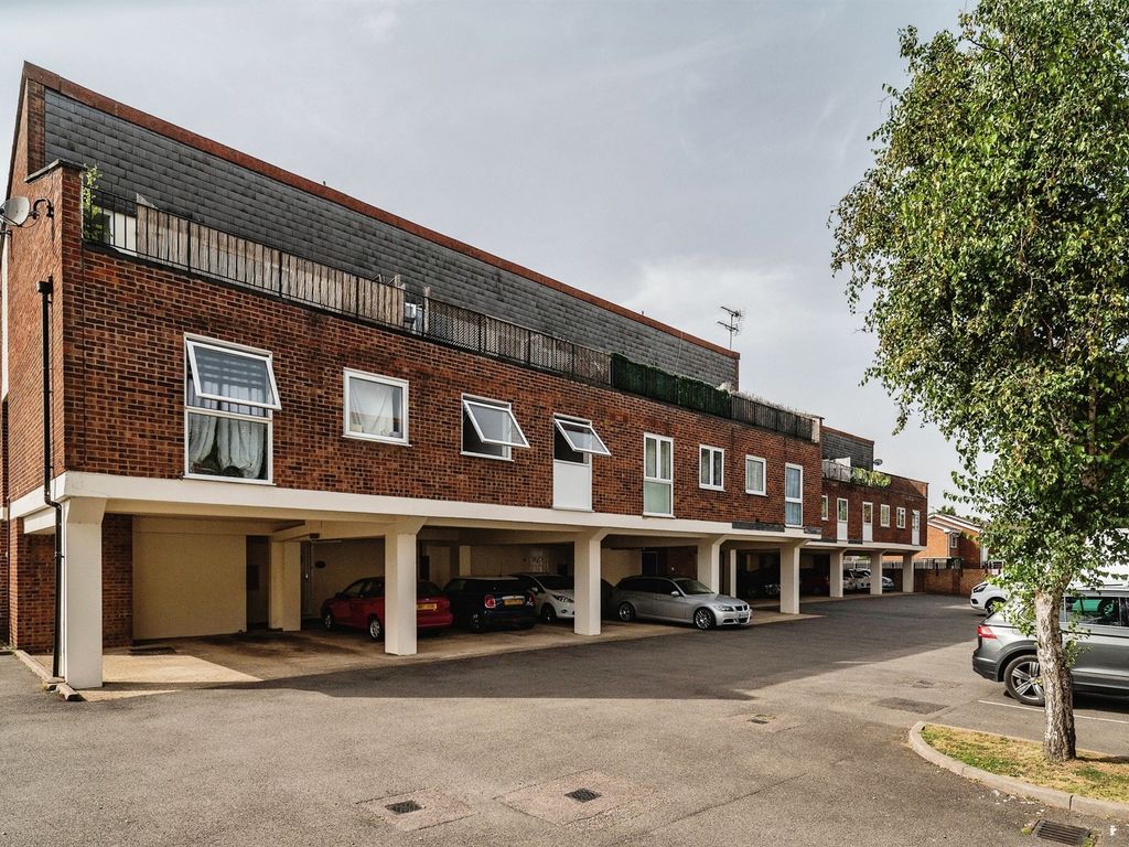2 bed for sale in Chaucer Way, Hoddesdon EN11, £260,000 Zoopla