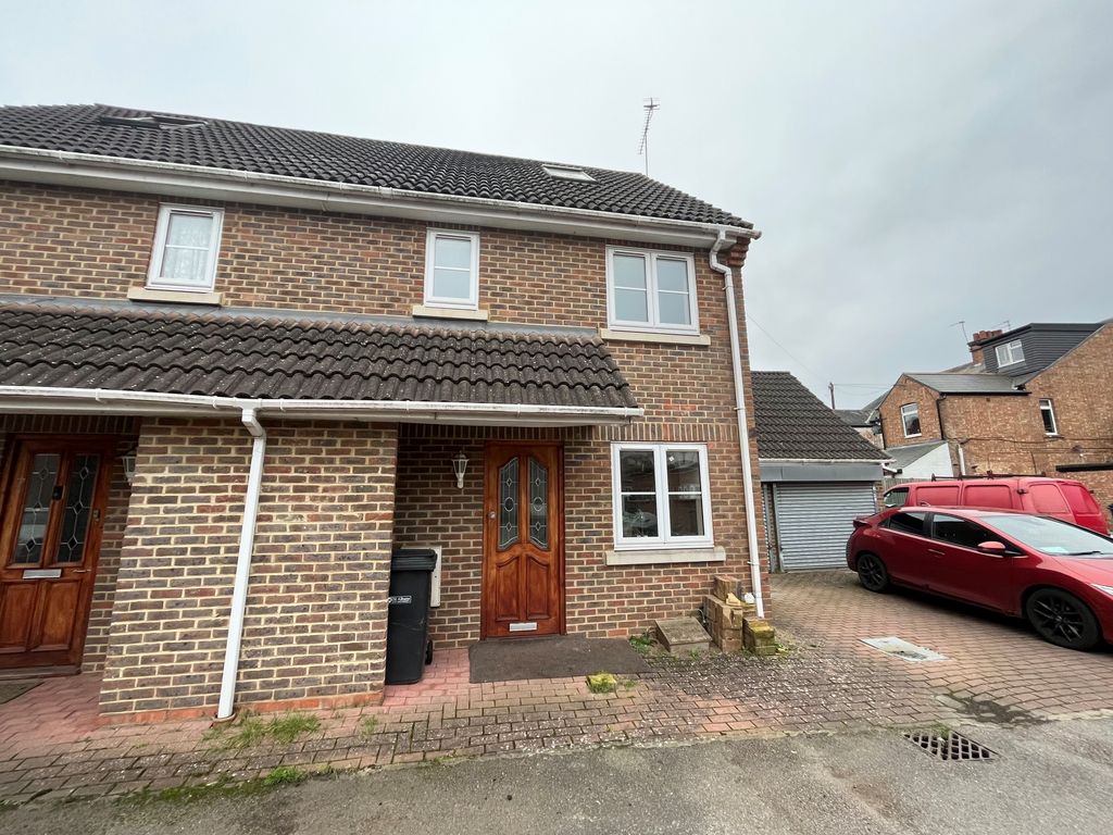 3 bed end terrace house to rent in Waverley Road, St.Albans AL3, £1,950