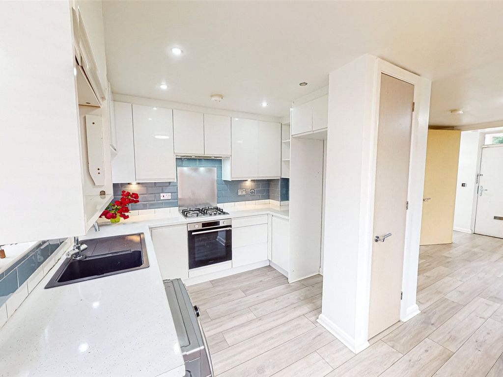 4 bed semidetached house to rent in Holly Street, Beswick, Manchester