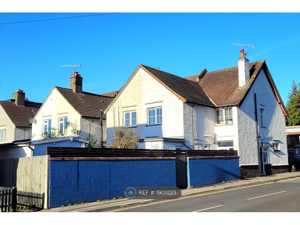 3 bed end terrace house to rent in Bridge Road, Haslemere GU27, £1,999