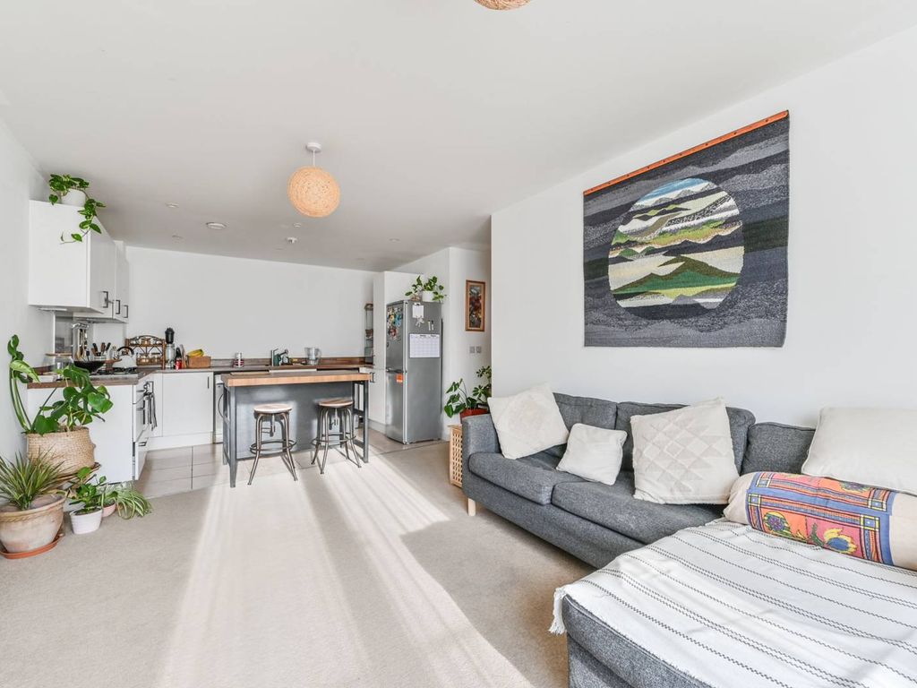 2 bed flat for sale in Francis Apartments, Gideon Road, Clapham Junction, London SW11, £550,000