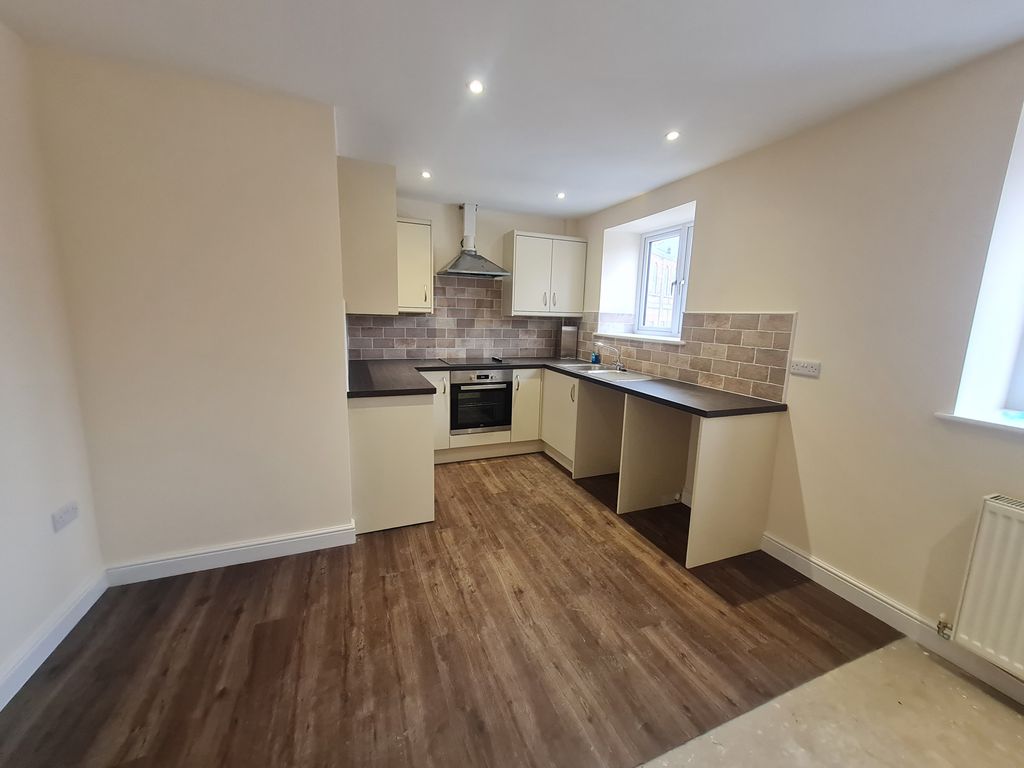 2 bed flat to rent in Chald Lane, Wakefield WF2, £750 pcm Zoopla