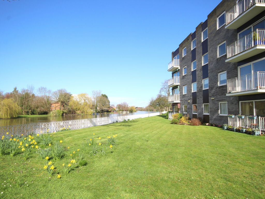 2 bed flat for sale in Glen Court, Riverside Road, StainesUponThames