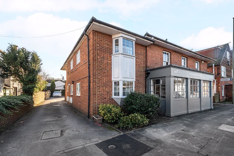 1 bed flat to rent in Meadrow, Godalming GU7, £1,050 pcm Zoopla