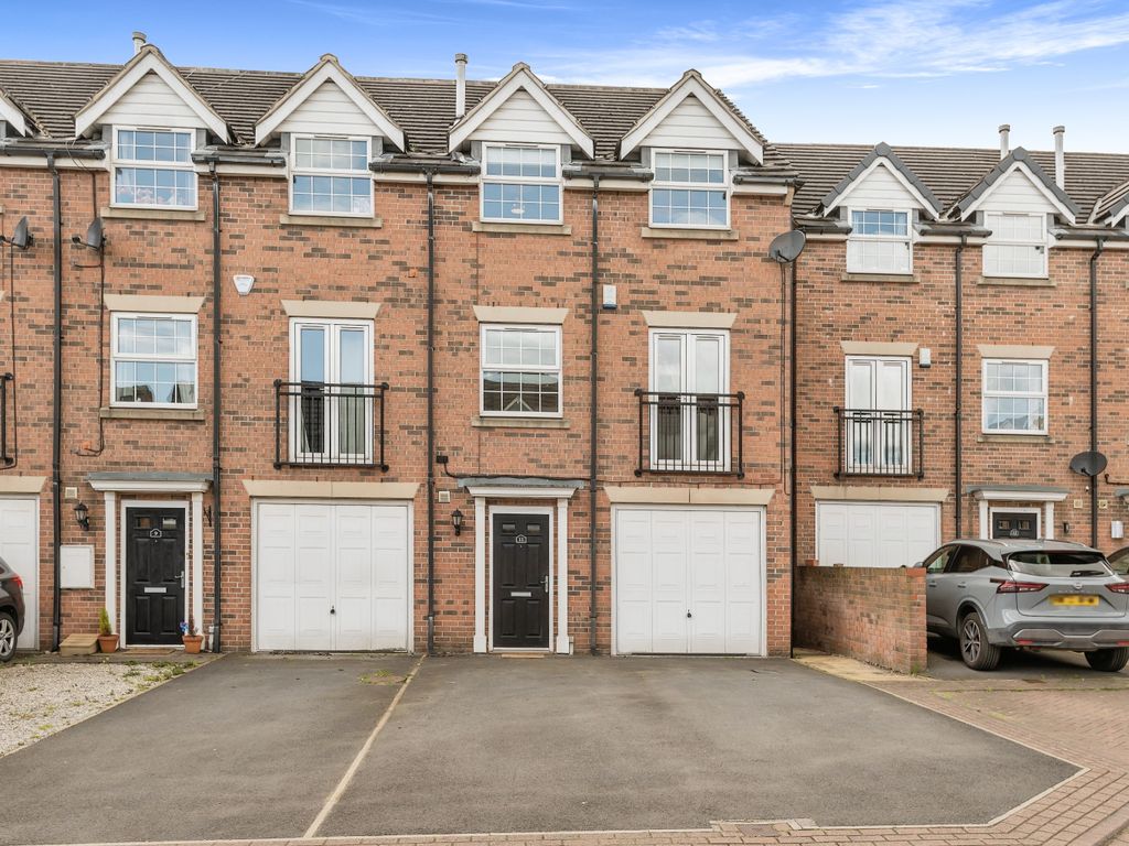 4 bed end terrace house for sale in Linden Court, Rothwell, Leeds, West
