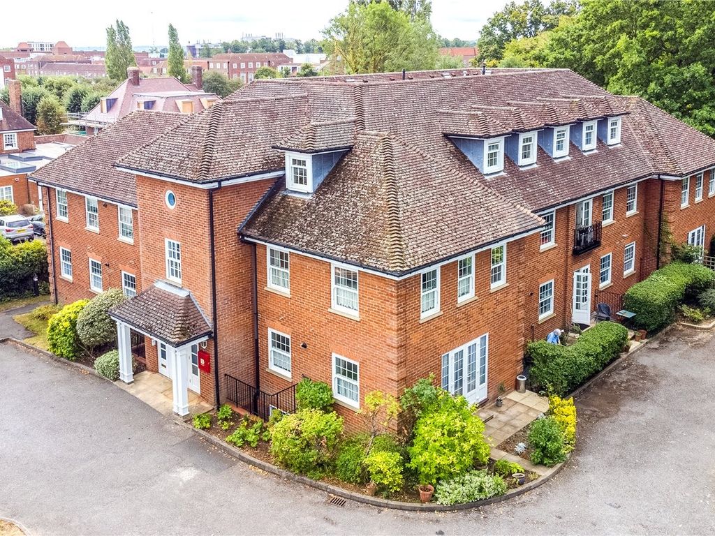 2 bed flat for sale in Asquith House, Guessens Road, Welwyn Garden City