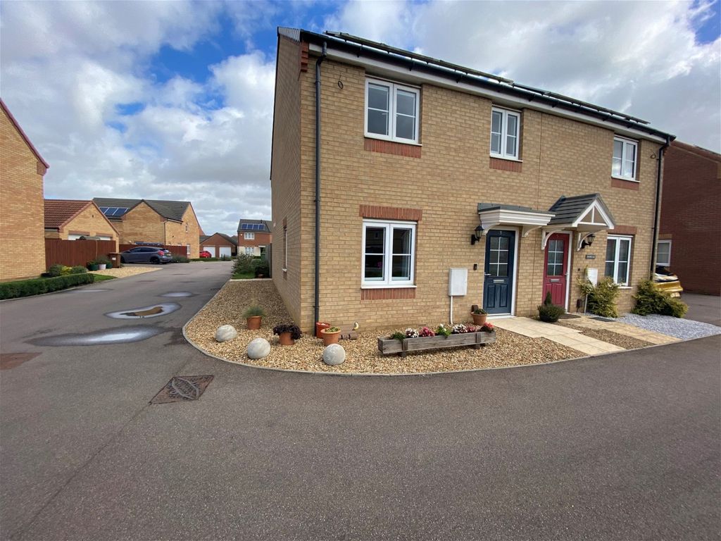 3 bed semidetached house for sale in Foxglove Close, Whittlesey