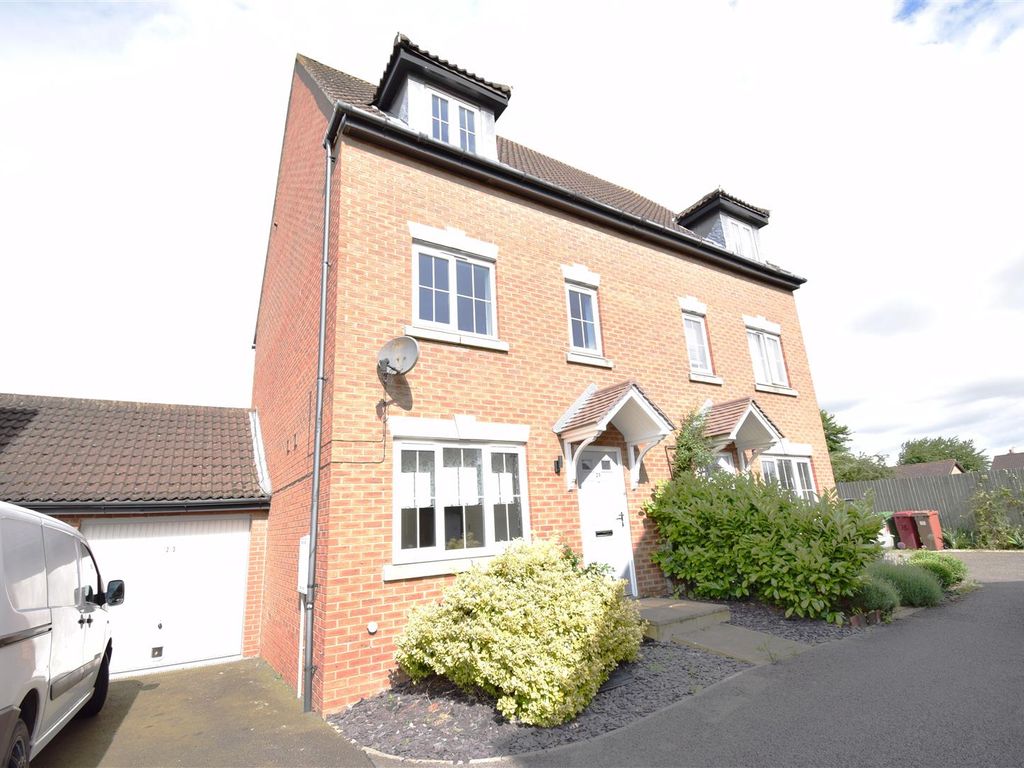 3 bed town house to rent in Saffre Close, Winterton, Scunthorpe DN15, £
