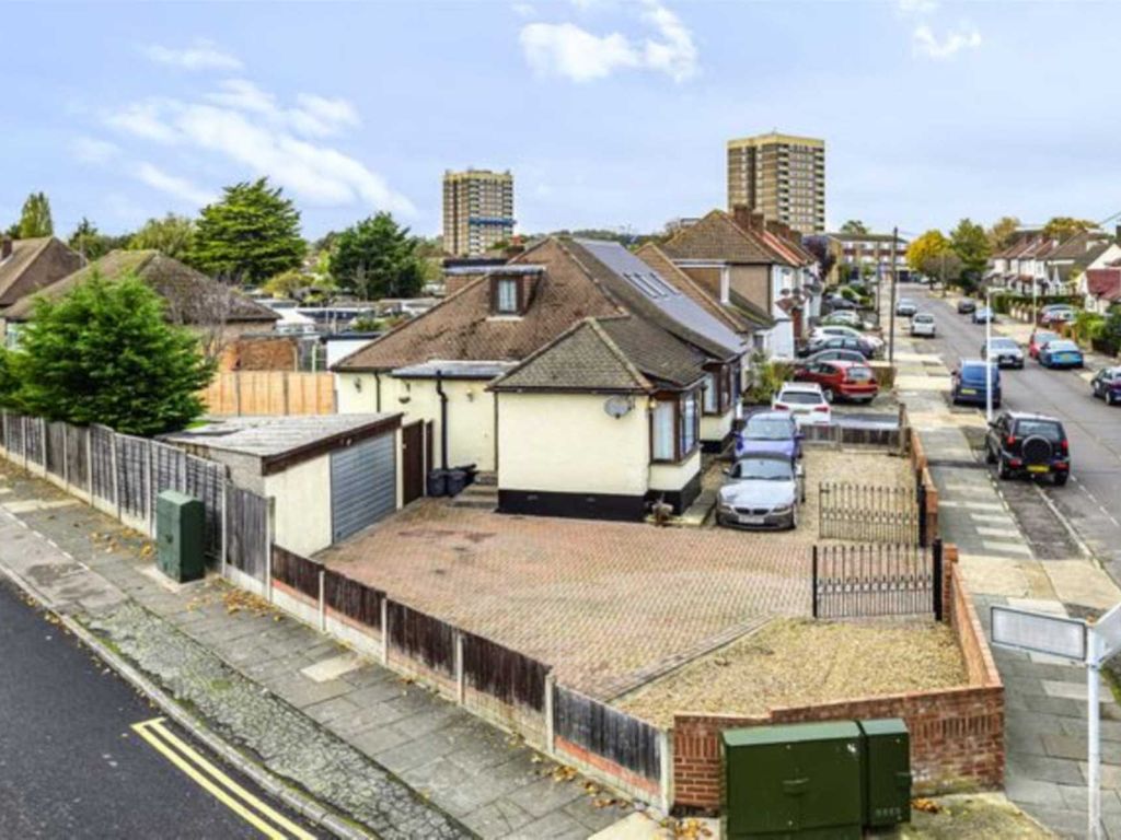 3 bed end terrace house for sale in Tennyson Road, Romford RM3 Zoopla