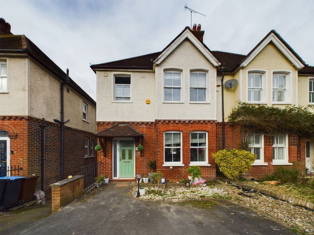 3 bed semidetached house for sale in Croydon Road, Caterham CR3, £