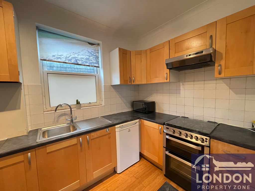 2 bed flat to rent in Finborough Road, Earls Court, London SW10, £2,000