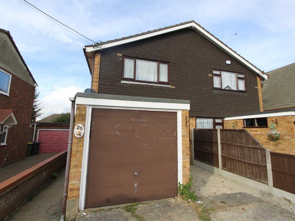 3 bed semidetached house to rent in South Avenue, Hullbridge, Hockley