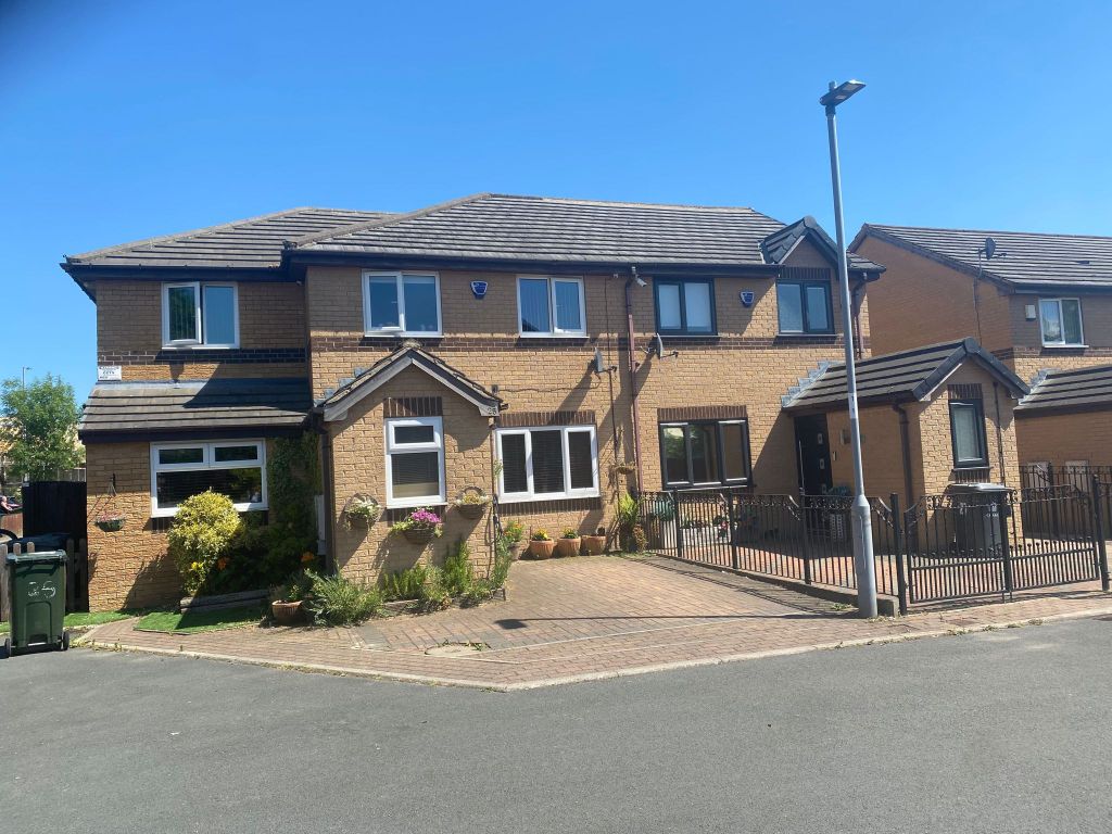 4 bed semidetached house for sale in Warton Avenue, Bradford BD4, £