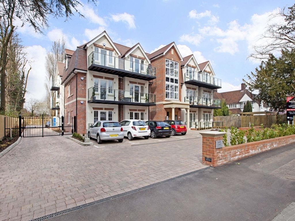2 bed flat to rent in Aldenham Road, Bushey WD23, £2,300 pcm Zoopla