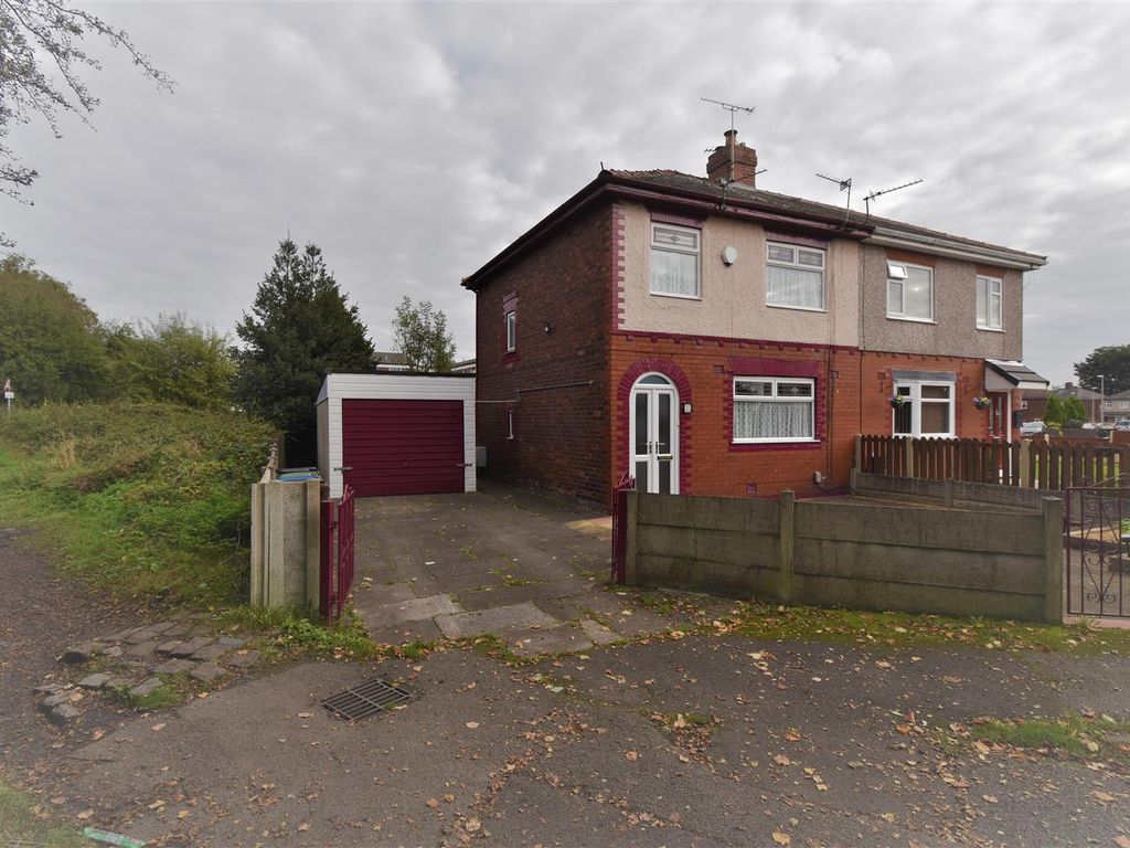 3 bed property for sale in Willow Avenue, Tyldesley, Manchester M29