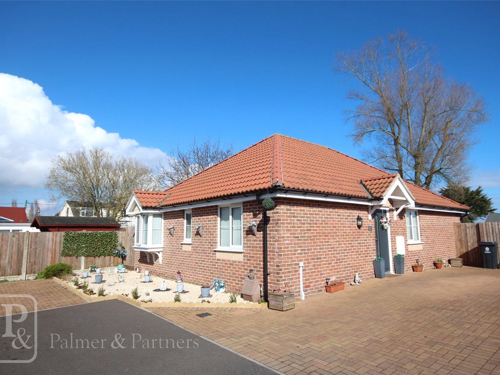 3 bed bungalow for sale in Whitegates Court, Little Clacton, ClactonOn