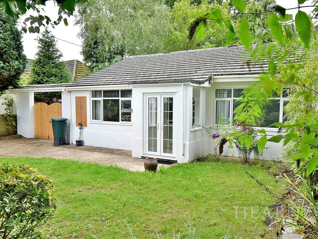 3 bed detached bungalow for sale in Oakhurst Road, West Moors, Ferndown