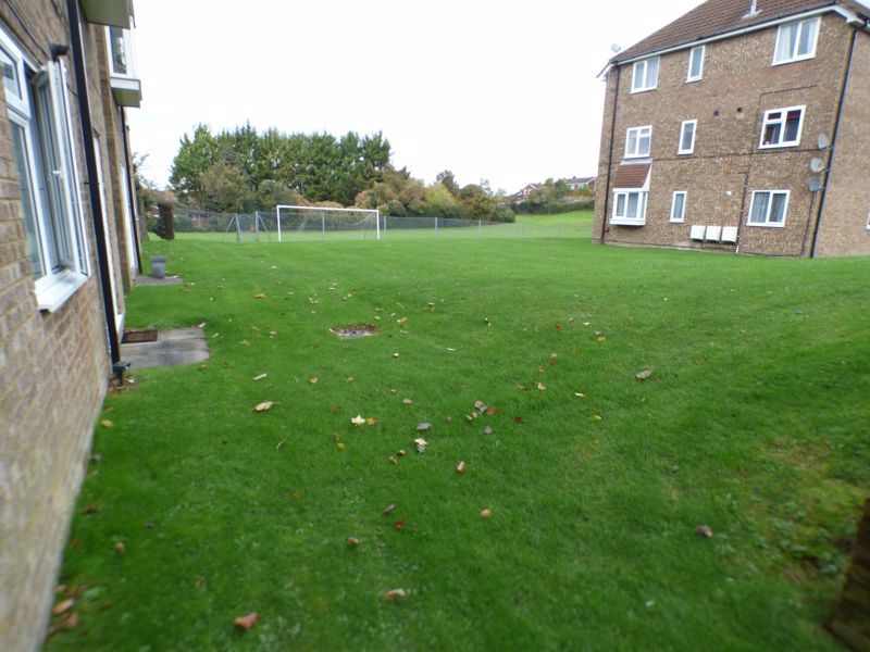 2 bed flat to rent in Abbey Mews, Dunstable LU6, £1,100 pcm Zoopla