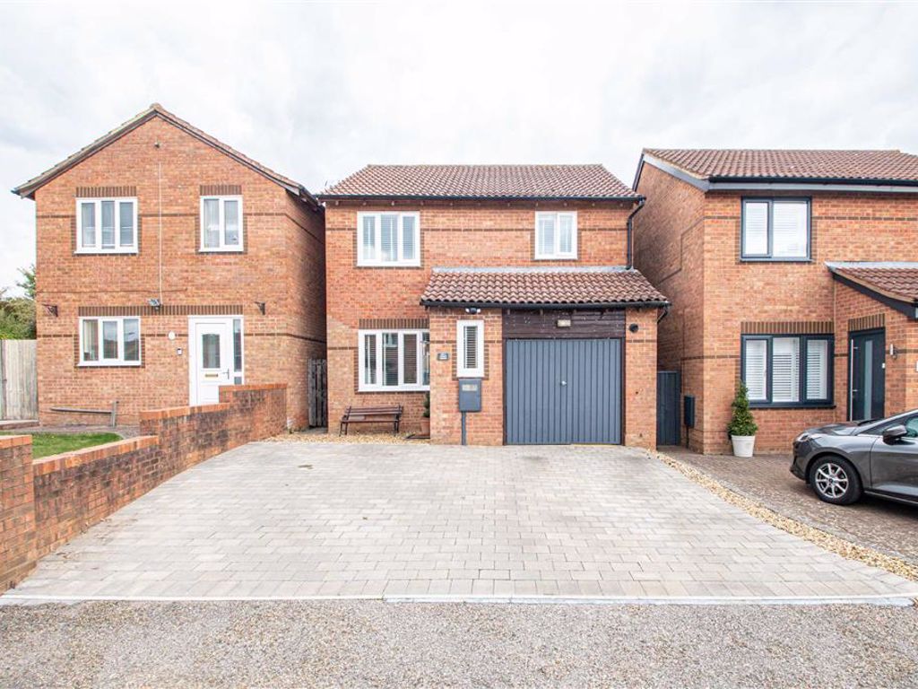 3 bed detached house to rent in Hexham Gardens, Bletchley, Milton