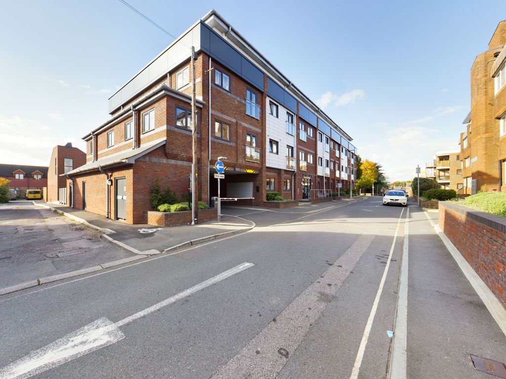 2 bed flat to rent in Cantelupe Road, East Grinstead, West Sussex RH19