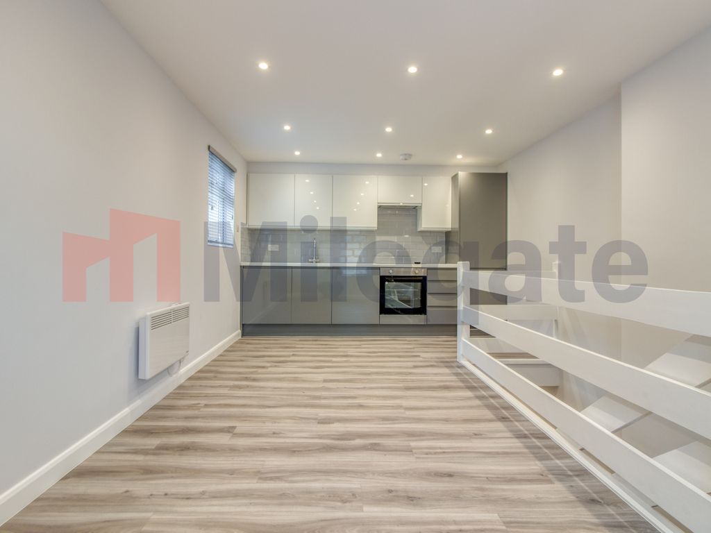 1 bed flat to rent in Clapham Common North Side, London SW4, £2,250 pcm